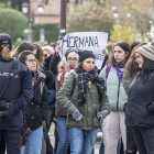 Concentración feminista de apoyo a la menor, ayer, durante la vista celebrada en la Audiencia Provincial de Burgos.-SANTI OTERO