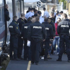 Un policía danés ante un tren donde viajajn refugiados sirios.-REUTERS/SCANPIX DENMARK