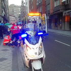 Efectivos de Sacyl atienden a la joven atropellada en la calle Nicolás Salmerón, cruce con Labradores.-E. M.
