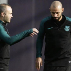 Javier Mascherano junto a Andrés Iniesta.-AP / MANU FERNÁNDEZ