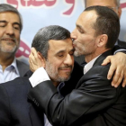Hamid Baqaí besa a Mahmud Ahmadineyad (izquierda)después de inscribirse ambos como candidatos a la presidencia de Irán en el Ministerio del Interior, en Teherán-AP / EBRAHIM NOROOZI
