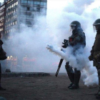 La Policía de Chile disparando bombas lacrimógenas.-EUROPA PRESS