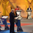 Momento del debate organizado por la BBC, con Boris Johnson interviniendo y Sadiq Khan (arriba, segundo por la derecha) escuchando con atención, en Londres, este martes.-EFE / BBC