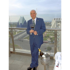 Joan  C. Martín posa con una copa de vino ante la Ciudad de las Artes y las Ciencias de Valencia.-L. P.