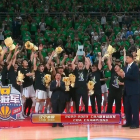 Los Liaoning Leopards de Hugo López levantan el título en China en presencia del ex NBA y actual presidente de la Federación China, Yao Ming. / EL MUNDO