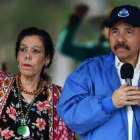 El presidente nicaragüense, Daniel Ortega, y su mujer la vicepresidenta, Rosario Murillo, en un mitin sandinista el pasado sábado en Managua.-/ AFP / MARVIN RECINOS