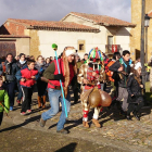 En la imagen, el Zangarrón de Sanzoles acompañado por los vecinos del pueblo que recorre cada año las calles de esta localidad.-J.L.C.