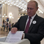Vladimir Putin votando el domingo.-SPUTNIK