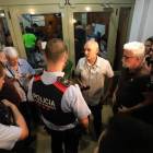 Agentes de los Mossos, el 29 de septiembre del 2017, en un colegio electoral de Barcelona.-FERRAN NADEU
