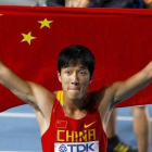 Liu Xiang, con la bandera China, tras la prueba de 110 metros vallas del Mundial de Daegu, en el 2011.-Foto: REUTERS / DAVID GRAY