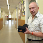 Fernando Rull, catedrático de Mineralogía de la UVA, sostiene un prototipo de ciencia del espectómetro Raman.-ICAL