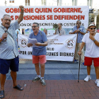 Un grupo de pensionistas durante la manifestación que acabó en la plaza Mayor.-J.M. LOSTAU