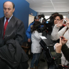 El abogado de Marta Domínguez, José Rodriguez, espera en la sala de vistas del juzgado de Primera Instancia e Instrucción número 7 de Palencia para la vista oral por la supuesta vulneración del derecho al honor de la exatleta palentina Marta Domínguez por-ICAL