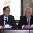 El director general de Transportes, José Antonio Cabrejas (I), y el delegado territorial de la Junta, Guillermo García (D), presentan la nueva tarjeta Desfire para el transporte metropolitano de León-Ical