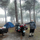 Santiago Rivas, el ‘Motero Solitario’, ayer en la acampada de Motauros-El Mundo