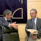 Manuel Mitadiel conversa con Cándido Paz-Ares, ayer, en la comisión de investigación de las cajas.-ICAL