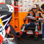 Marc Márquez dialoga con su técnico Santi Hernández, en Misano.-Foto: REPSOL HONDA MEDIA