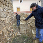 El arqueólogo Iván García señala los dos sarcófagos, en la zona donde observa su compañero David Hernández.-MIGUEL Á. SANTOS (PHOTOGENIC)