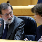 El presidente del Gobierno, Mariano Rajoy, y la vicepresidenta, Soraya Sáenz de Santamaría, este martes en la sesión de control en el Senado.-/ JUAN MANUEL PRATS