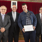 El presidente Nacional de la Hermandad de donantes de sangre, Martín Manceñido Fuertes; el presidente de la Diputación de Valladolid, Jesús Julio Carnero; el donante 100.000, Sergio Santamaría, y el presidente provincial de la Hermandáz de donantes de san-Ical