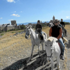 Un grupo de turistas a caballo en las inmediaciones de Segovia, en una imagen de archivo.-ICAL