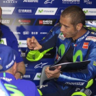 Valentino Rossi expresa las sensaciones de su Yamaha en el test de ayer, en Brno, ante su técnico Silvano Galbusera, a la izquierda.-EMILIO PÉREZ DE ROZAS / ENVIADO ESPECIAL