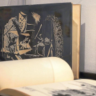 En la imagen superior, pieza de Picasso. Ala izquierda, una de Chillida y abajo, una obra de Joan Miró.-MIGUEL  A. SANTOS (PHOTOGENIC)