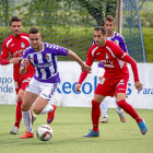 Higinio, autor del gol del Valladolid B, avanza con el balón.-MIGUEL ÁNGEL SANTOS