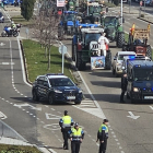 Policía Local y Nacional escoltan la tractorada ilegal en Valladolid. E.M.