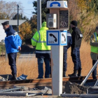 Investigadores en el lugar del accidente de Millas.-AFP / RAYMOND ROIG