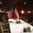 El ministro de Exteriores austriaco, Sebastian Kurz, y el secretario de Estado de EEUU, John Kerry.-EFE / DRAGAN TATIC