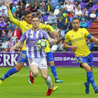 Toni Martínez, autor del gol del Valladolid, se anticipa a Marcos y Servando en el partido disputado ayer en Zorrilla.-J. M. LOSTAU