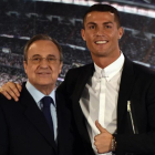 Florentino junto a Cristiano Ronaldo, en el acto de renovación del contrato del jugador portugués en noviembre del 2016.-AFP / GERARD JULIEN