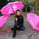 Verónica Alija posa con tres paraguas de la AECC tras superar el cáncer de mama.-J. M. LOSTAU