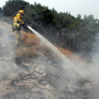 Labores de extinción de incendio en La Cabrera.-ICAL