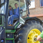 Luis Tudanca y el alcalde de Benavente, Luciano Huerga, subidos a un tractor de la feria de Benavente.-ICAL