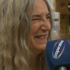 La cantante y poetisa estadounidense Patti Smith dijo que quien verdaderamente cambia el mundo es la gente corriente, y envió un mensaje a los manifestantes que llevan un mes reclamando mejores servicios básicos en las calles de Chile.-EFE