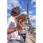 Arriba, Sergio Monge muestra al muñeco Nacho la Torre Eiffiel de Paris. A la derecha, ante la Catedral de Tours.-E. M.