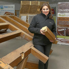 Estíbaliz González posa junto a la estructura de una casa que está fabricando Medgon.-M. BRÁGIMO