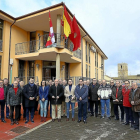 Alcaldes y concejales junto al presidente de la Diputación, Jesús Julio Carnero, ayer en Villabrágima.-EL MUNDO