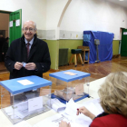 El expresidente de las Cortes y candidato al Congreso por Palencia Carlos Sánchez Reyes vota en el colegio público Isabel La Católica-ICAL