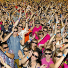 Miles de personas bailan al ritmo de la música durante el ataque al récord Guiness del máximo número de personas con gafas de sol ayer a primera hora de la noche en la Acera de Recoletos.-J. M. Lostau