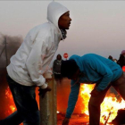 Manifestantes protestan en contra de la ocupación ilegal de terrenos en Johannesburgo el pasado 5 de septiembre de 2018.-KIM LUDBROOK