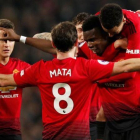 Los jugadores del Manchester United felicitan a Paul Pogba por uno de los dos goles del jugador francés al Huddersfield en diciembre.-DAVID KLEIN (REUTERS)