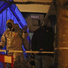 Un agente especial de la policía en la zona donde se produjo el envenenamiento del espía Sergei Skripal y de su hija Yulia.-/ AP / STEVE PARSONS