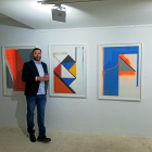 Carlos Cartaxo posa junto a varias de sus obras en la Galería Marimón de Mallorca.-E. M.