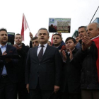 Varias personas protestan con eslóganes contra Holanda frente a la embajada neerlandesa en Ankara, el 12 de marzo.-EFE / TUMAY BERKIN