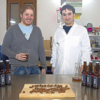 Diego Ramos y Juan Primo, en el laboratorio de la cervecera.-M.D.