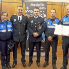 Agentes de la Policía Municipal de Medina del Campo muestran el reconocimiento recogido en Ponferrada.-EL MUNDO