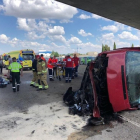 La furgoneta siniestrada volcó en una carretera paralela a la autovía A-11 a la altura de Tudela.-BOMBEROS VALLADOLID